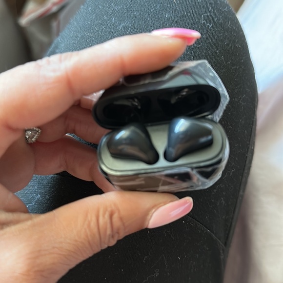 Ear buds for iPhone and androids 😍host-pick! - Picture 5 of 5